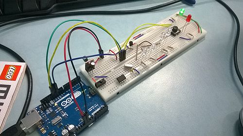 Photographie de la plaque d'essais avec ces différents voyants d'activité. La LED verte correspond à la mise sous tension de la plaque et la LED rouge nous indique quelles actions notre appui sur le bouton on entrainées. Dans notre cas la LED rouge clignote 1 fois si le bouton est enfoncé 1 fois, si le bouton est enfoncé plusieures secondes (3 dans notre cas), la LED clignote 4 fois. Cette action correspondra à l'ouverture d'un "menu" qui nous permettra de choisir